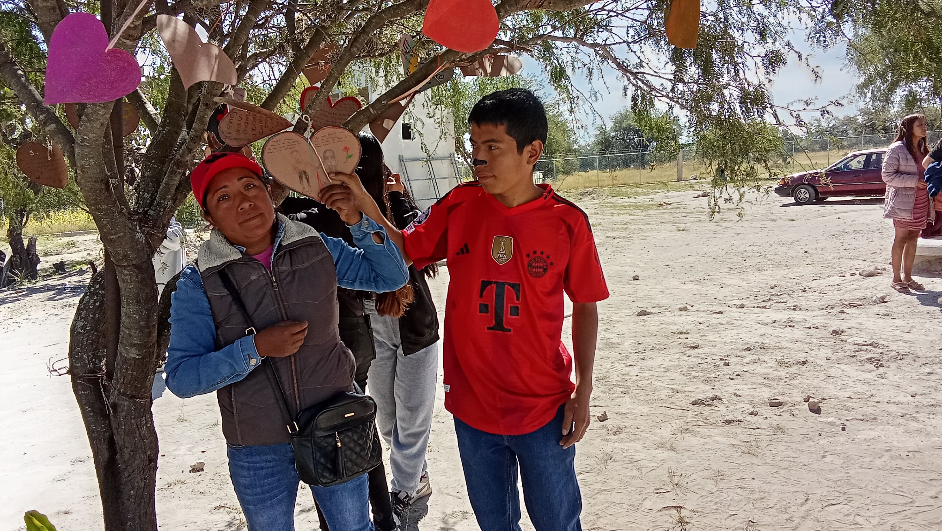 Actividad Cultural Comunitaria: Hilvanando memorias: Taller intergeneracional de mini-bordados por la paz”